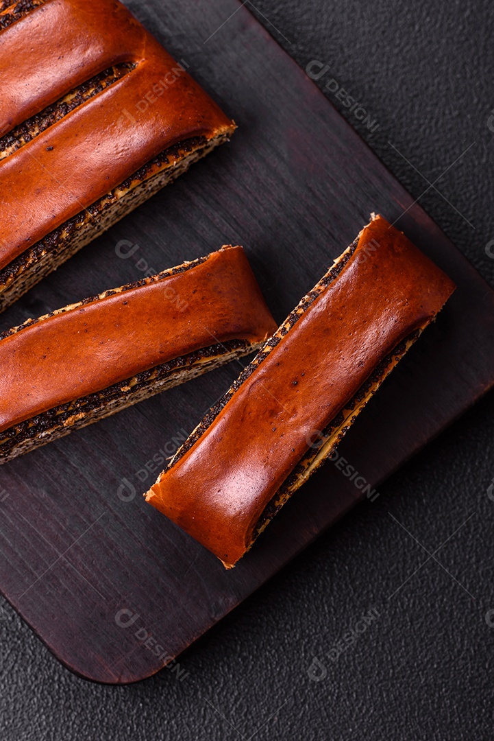 A imagem mostra um Rocambole de Sementes de Papoula