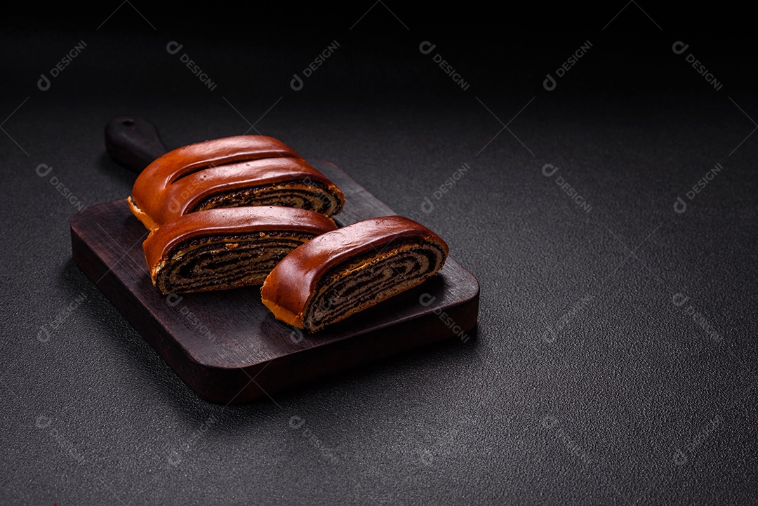 A imagem mostra biscoitos decorados e um doce em forma de concha