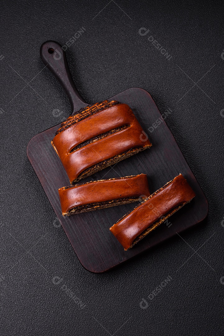 A imagem mostra um Rocambole de Sementes de Papoula