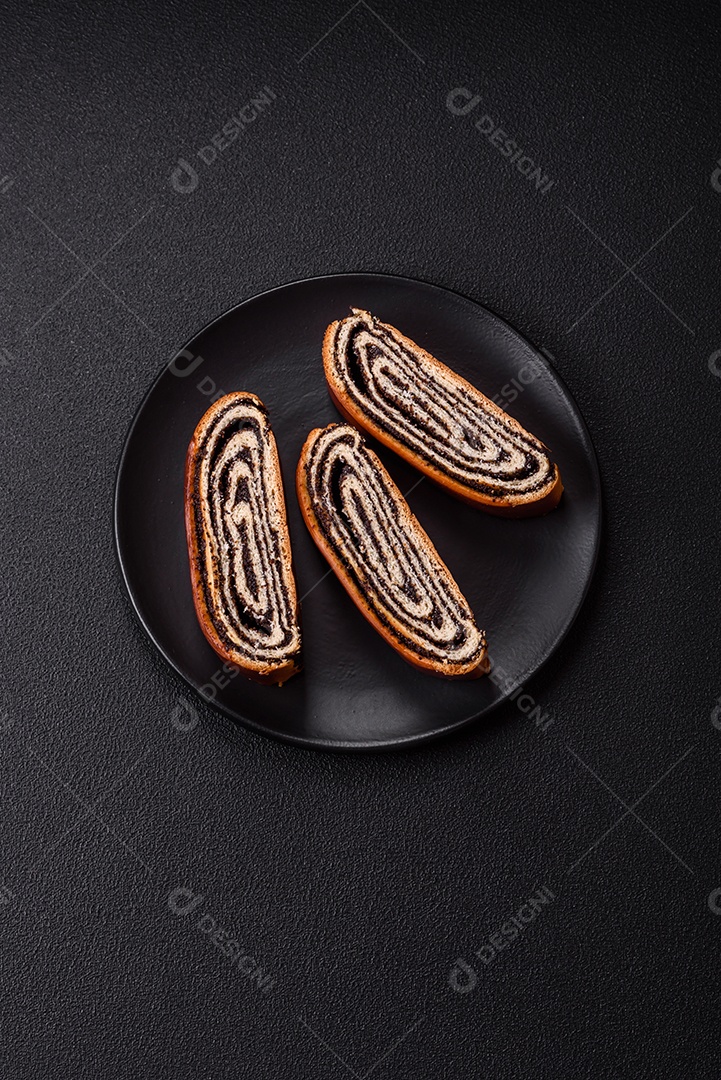 A imagem mostra um Rocambole de Sementes de Papoula