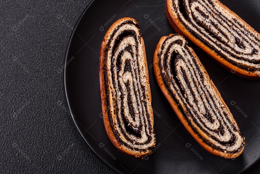 A imagem mostra um Rocambole de Sementes de Papoula