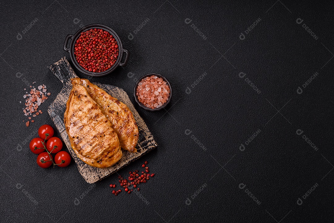 A imagem mostra filés de frango grelhados, acompanhados de temperos e tomates cereja.