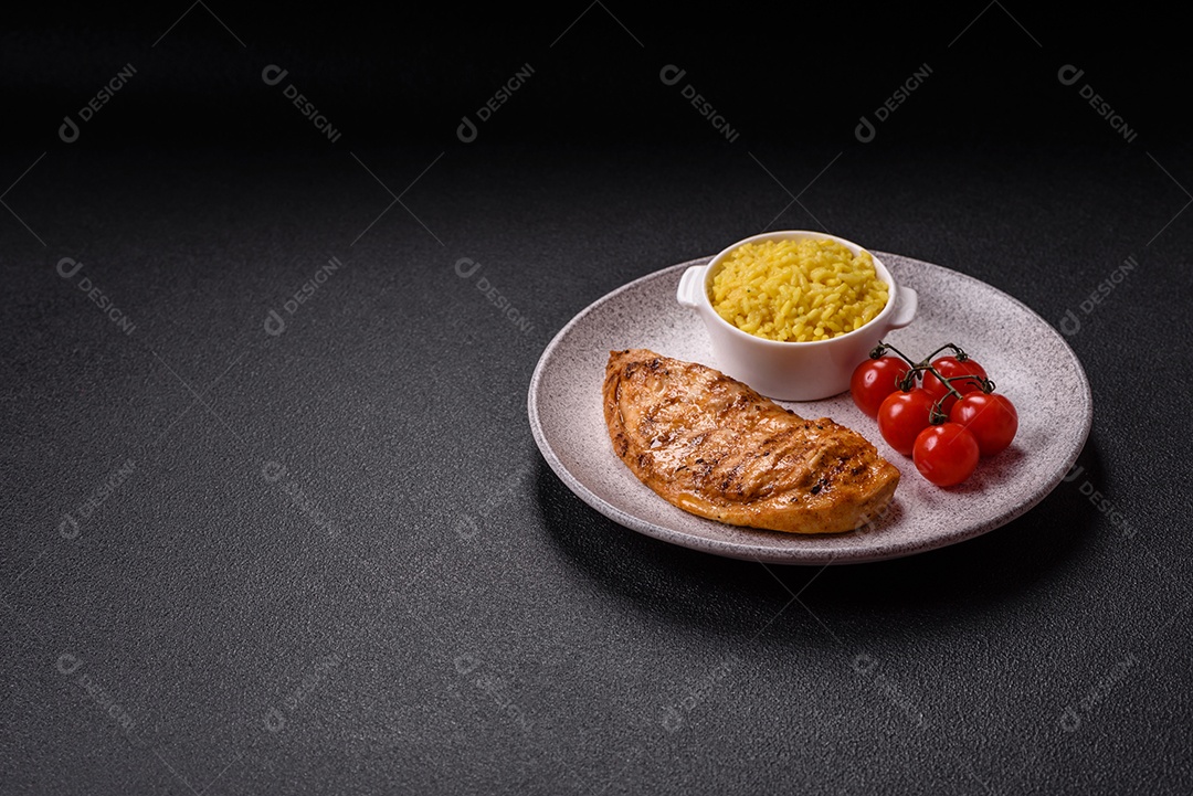 A imagem mostra fatias de carne de porco grelhada, provavelmente lombo ou um corte similar, servidas em uma tábua de madeira.