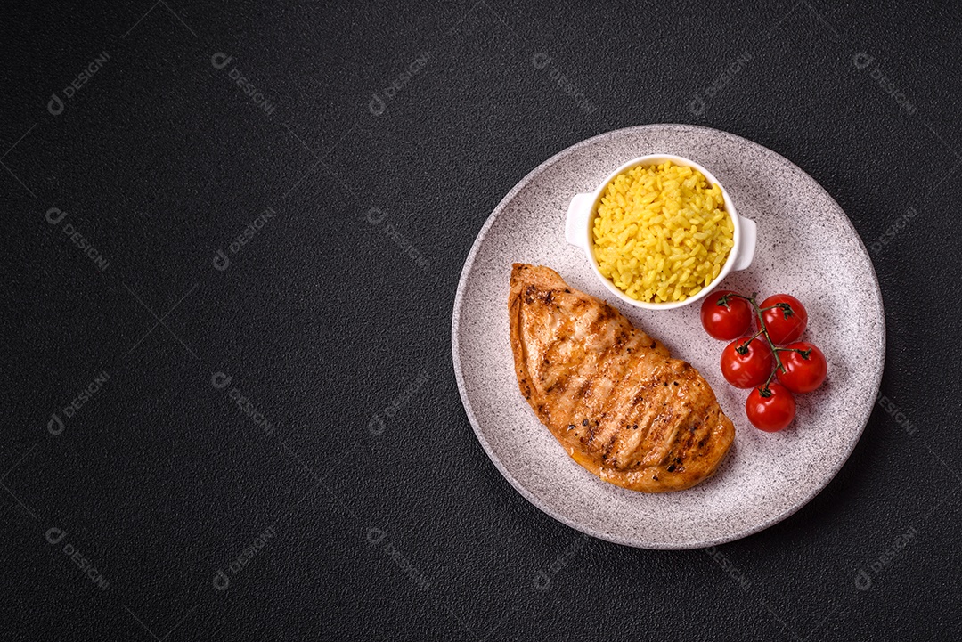 A imagem mostra filés de frango grelhados, acompanhados de temperos e tomates cereja.