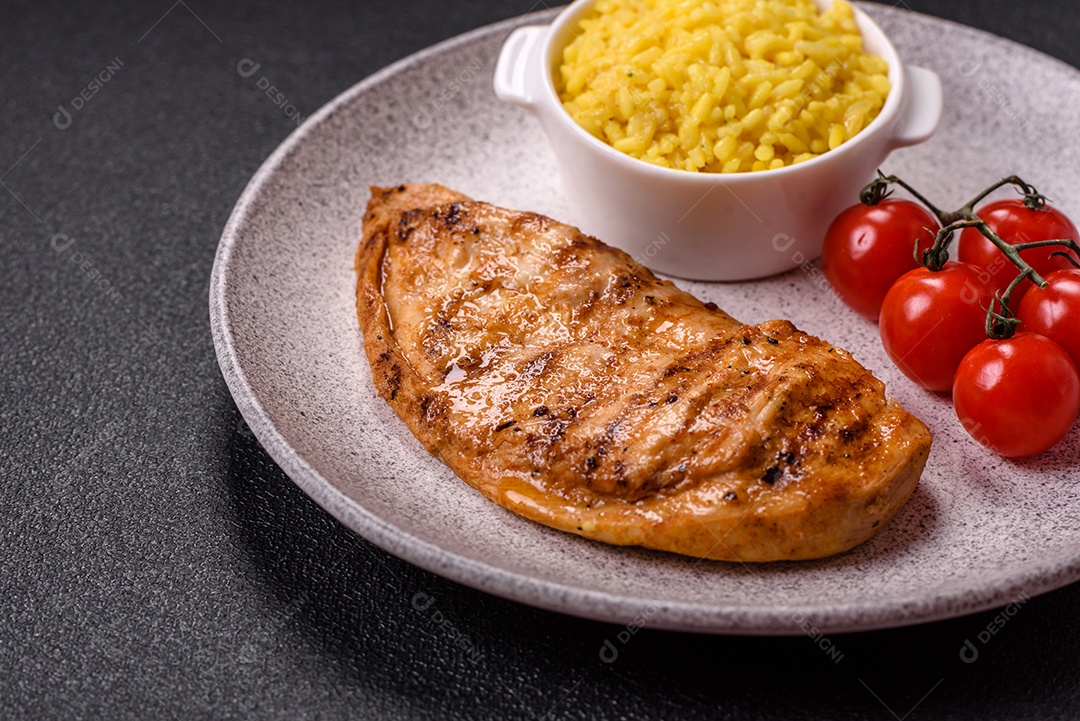A imagem mostra filés de frango grelhados, acompanhados de temperos e tomates cereja.