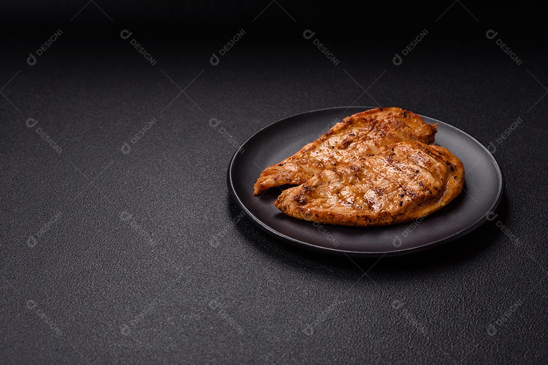 A imagem mostra fatias de carne de porco grelhada, provavelmente lombo ou um corte similar, servidas em uma tábua de madeira.