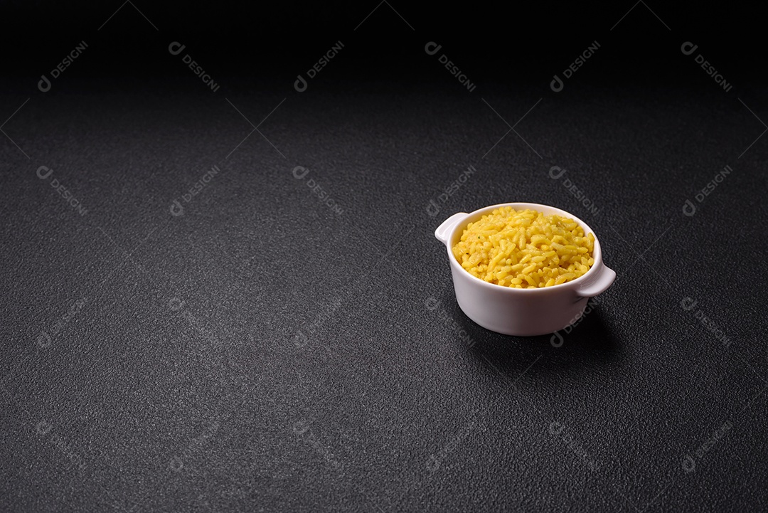 A imagem mostra um prato de risoto, uma especialidade da culinária italiana.