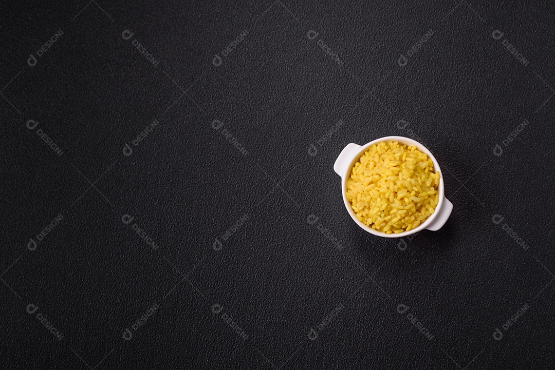 A imagem apresenta ingredientes comumente usados na culinária italiana, especialmente para risotos