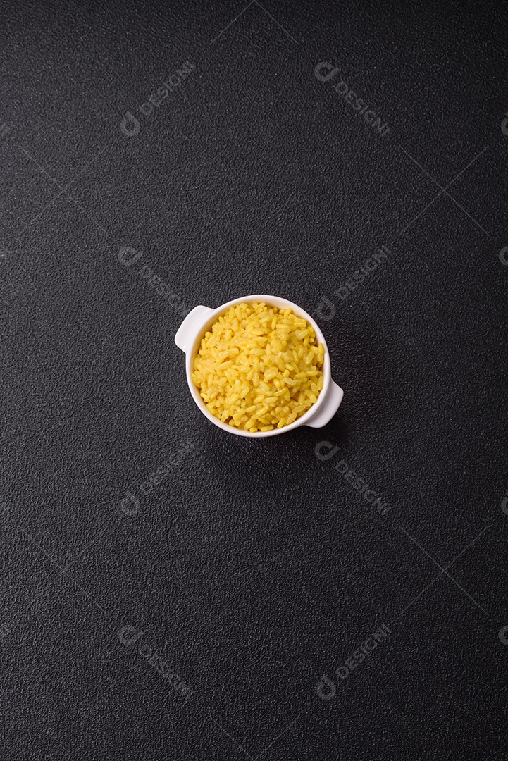 A imagem apresenta ingredientes comumente usados na culinária italiana, especialmente para risotos