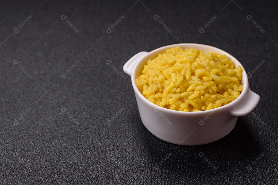 A imagem mostra um prato de risoto, uma especialidade da culinária italiana.