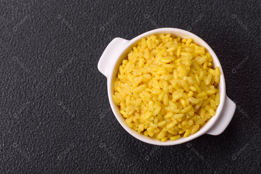 A imagem mostra um prato de risoto, uma especialidade da culinária italiana.