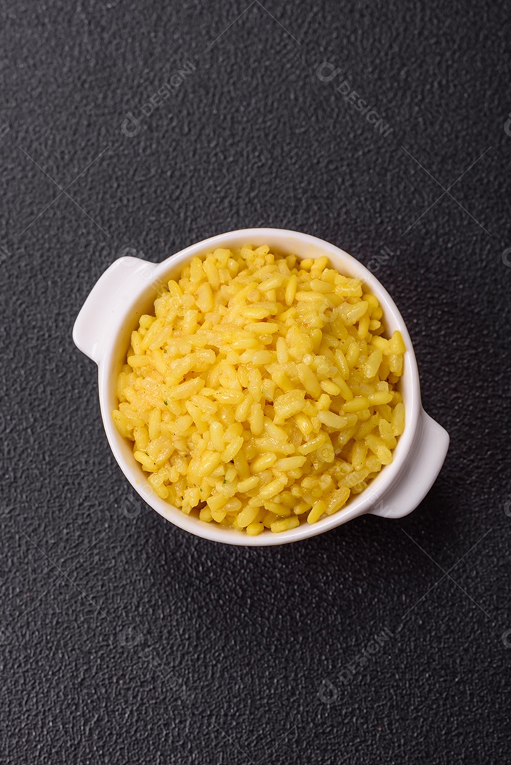 A imagem apresenta ingredientes comumente usados na culinária italiana, especialmente para risotos