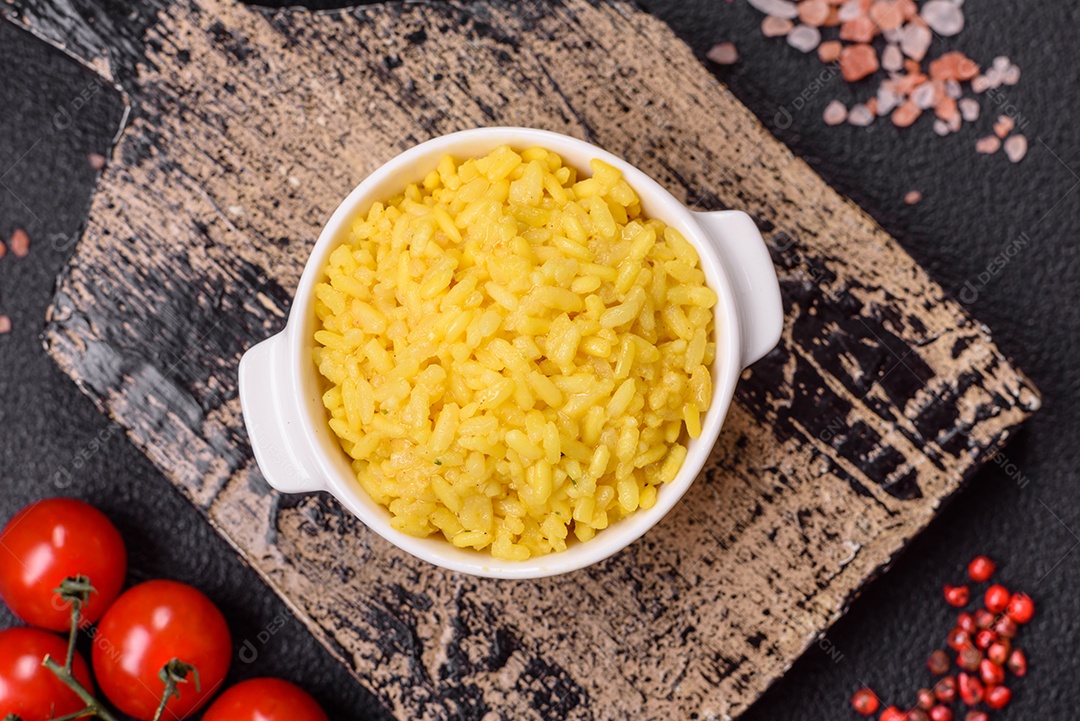 A imagem apresenta ingredientes comumente usados na culinária italiana, especialmente para risotos