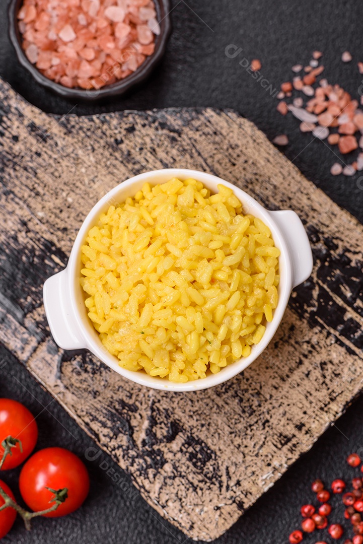 A imagem apresenta ingredientes comumente usados na culinária italiana, especialmente para risotos