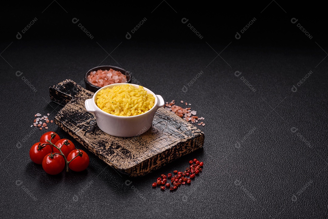 A imagem apresenta ingredientes comumente usados na culinária italiana, especialmente para risotos