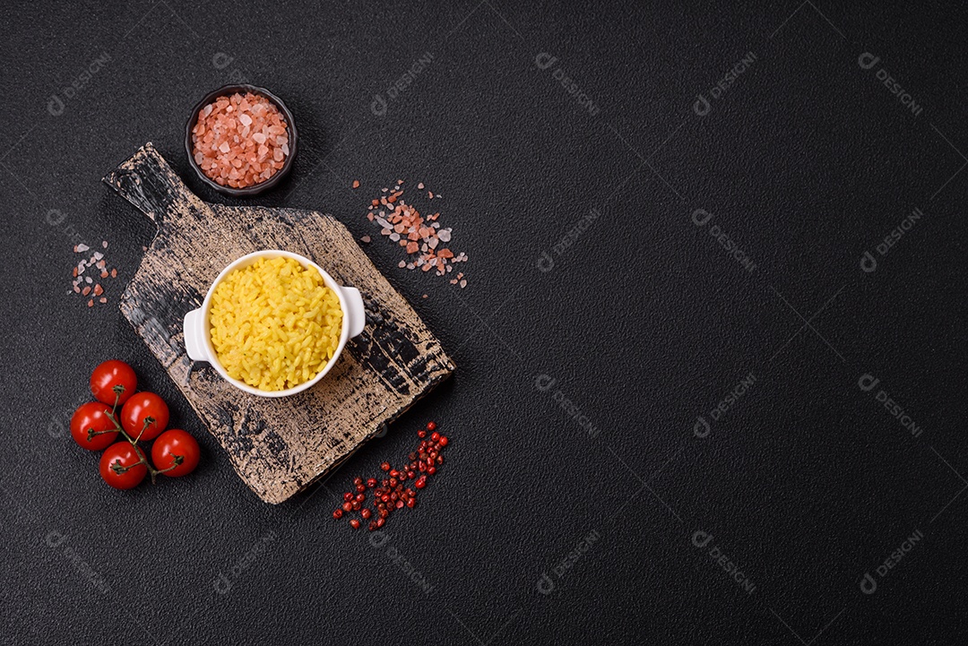 A imagem apresenta ingredientes comumente usados na culinária italiana, especialmente para risotos