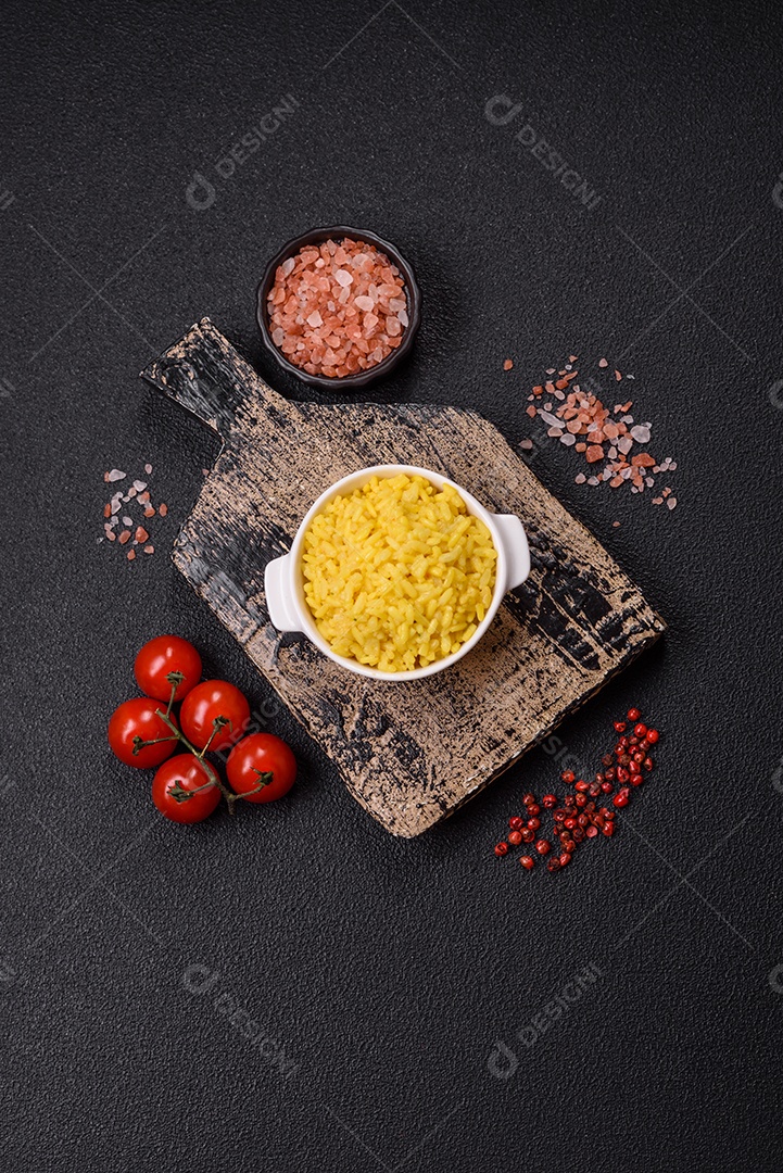 A imagem apresenta ingredientes comumente usados na culinária italiana, especialmente para risotos