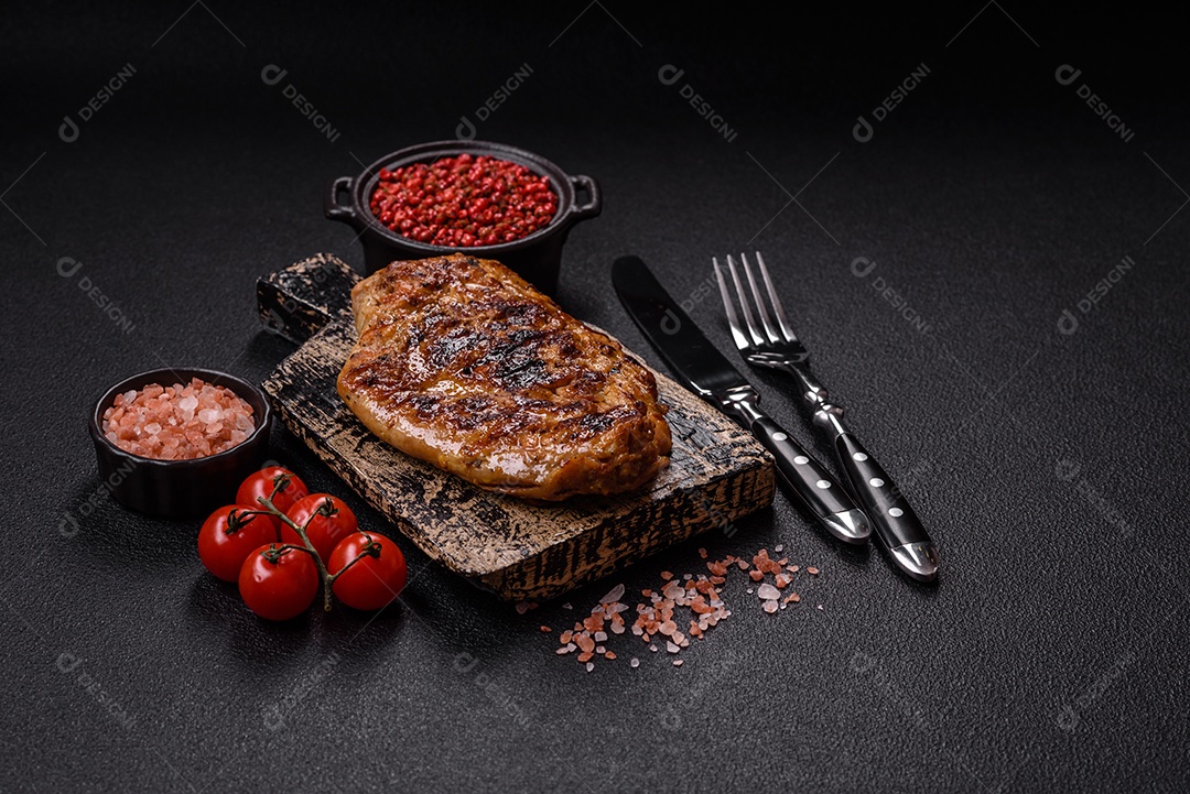 A imagem mostra um pedaço de carne grelhada ou assada, possivelmente frango ou porco, servido em uma tábua de madeira