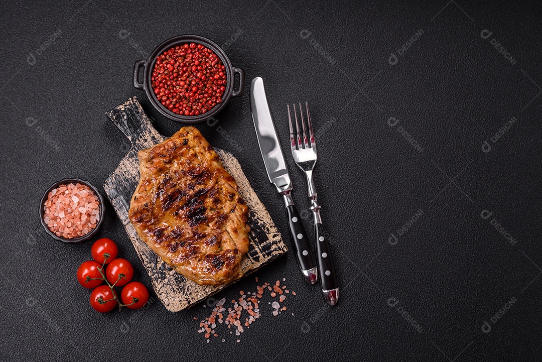 A imagem mostra um pedaço de carne grelhada ou assada, possivelmente frango ou porco, servido em uma tábua de madeira