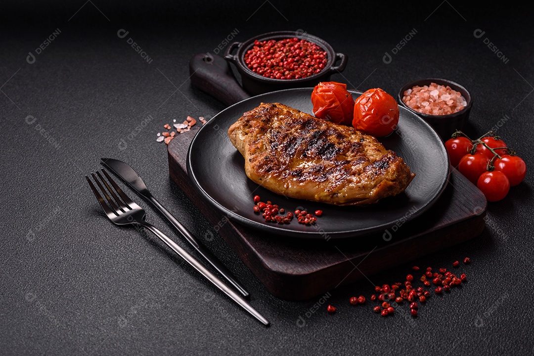 A imagem mostra um pedaço de carne grelhada ou assada, possivelmente frango ou porco, servido em uma tábua de madeira