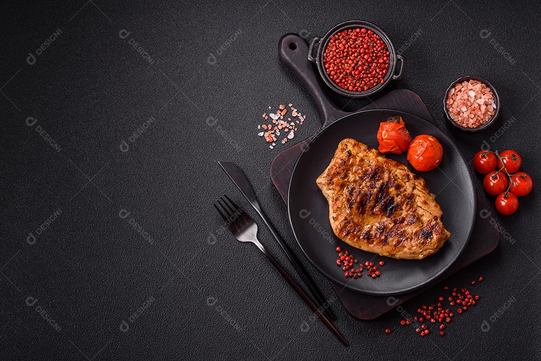 A imagem mostra fatias de carne de porco grelhada, provavelmente lombo ou um corte similar, servidas em uma tábua de madeira.