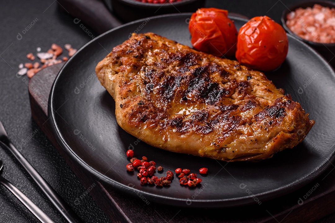 A imagem mostra um pedaço de carne grelhada ou assada, possivelmente frango ou porco, servido em uma tábua de madeira