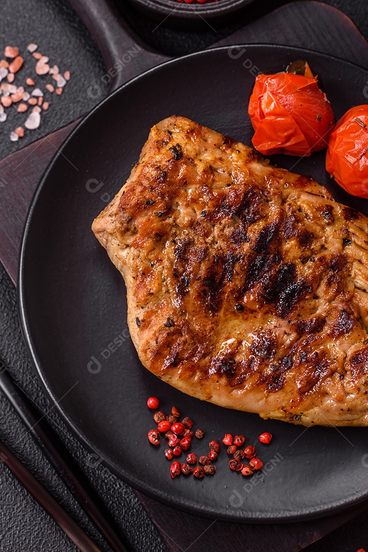 A imagem mostra um pedaço de carne grelhada ou assada, possivelmente frango ou porco, servido em uma tábua de madeira