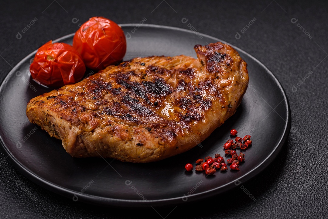 A imagem mostra um pedaço de carne grelhada ou assada, possivelmente frango ou porco, servido em uma tábua de madeira