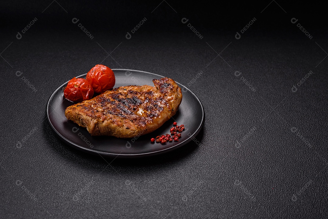 A imagem mostra um pedaço de carne grelhada ou assada, possivelmente frango ou porco, servido em uma tábua de madeira