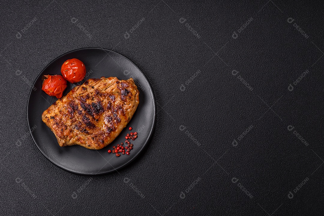 A imagem mostra um pedaço de carne grelhada ou assada, possivelmente frango ou porco, servido em uma tábua de madeira