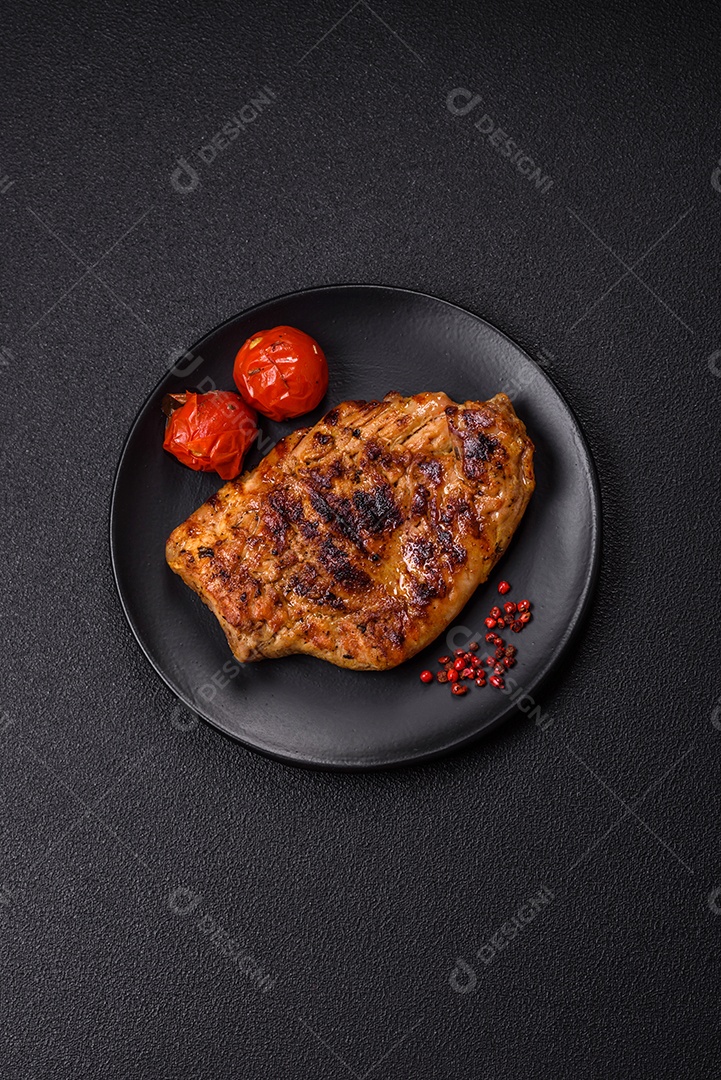 A imagem mostra um pedaço de carne grelhada ou assada, possivelmente frango ou porco, servido em uma tábua de madeira