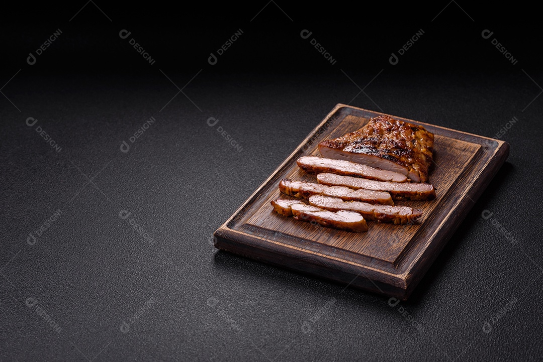 A imagem mostra fatias de carne de porco grelhada, provavelmente lombo ou um corte similar, servidas em uma tábua de madeira.