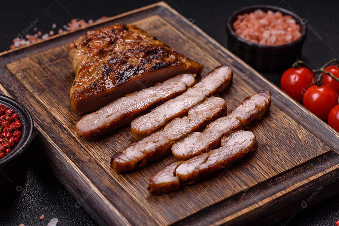 A imagem mostra um pedaço de carne grelhada ou assada, possivelmente frango ou porco, servido em uma tábua de madeira