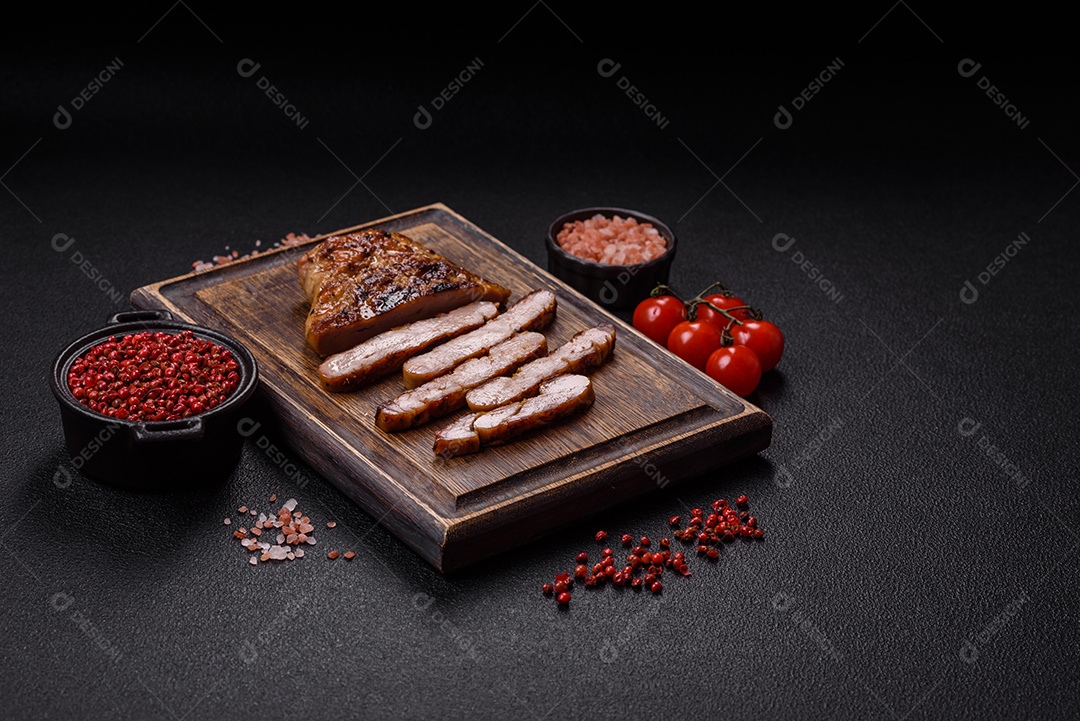 A imagem mostra um pedaço de carne grelhada ou assada, possivelmente frango ou porco, servido em uma tábua de madeira