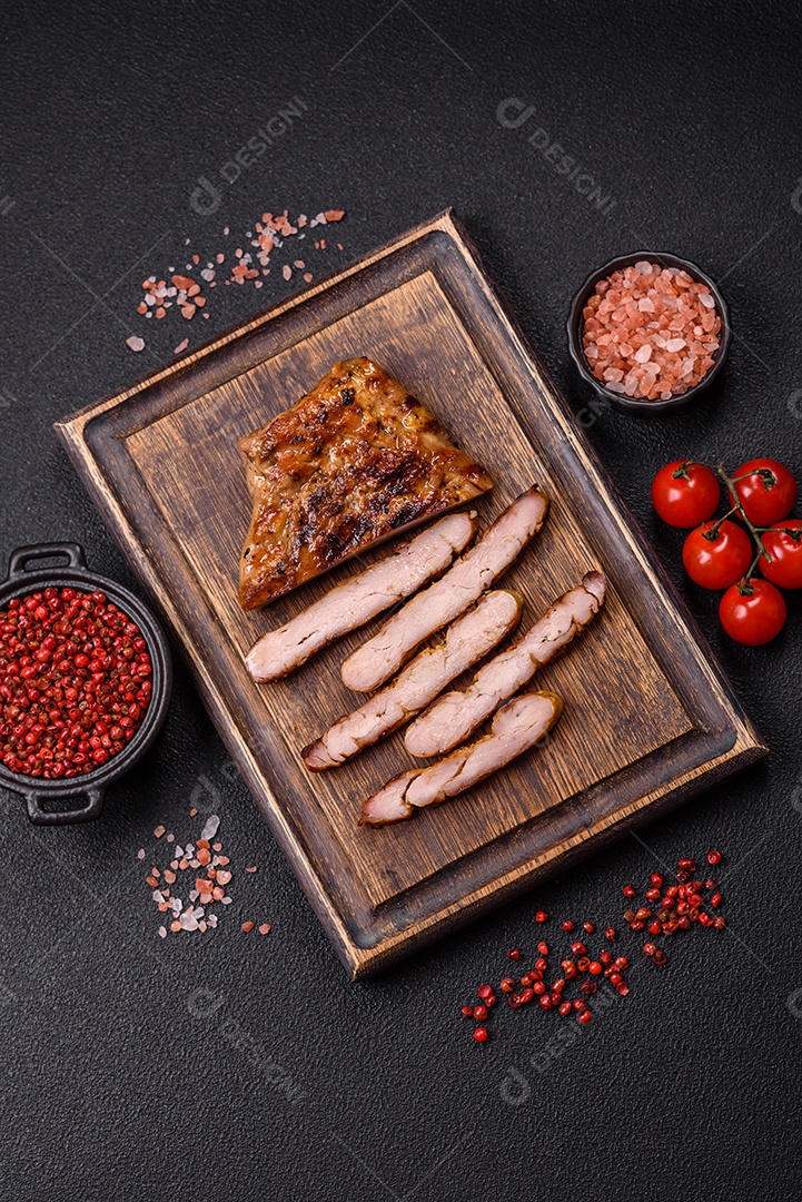 A imagem mostra um pedaço de carne grelhada ou assada, possivelmente frango ou porco, servido em uma tábua de madeira