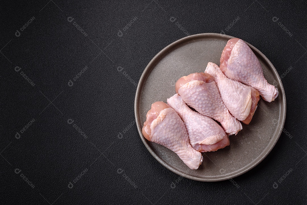A imagem mostra sobrecoxas de frango cruas.