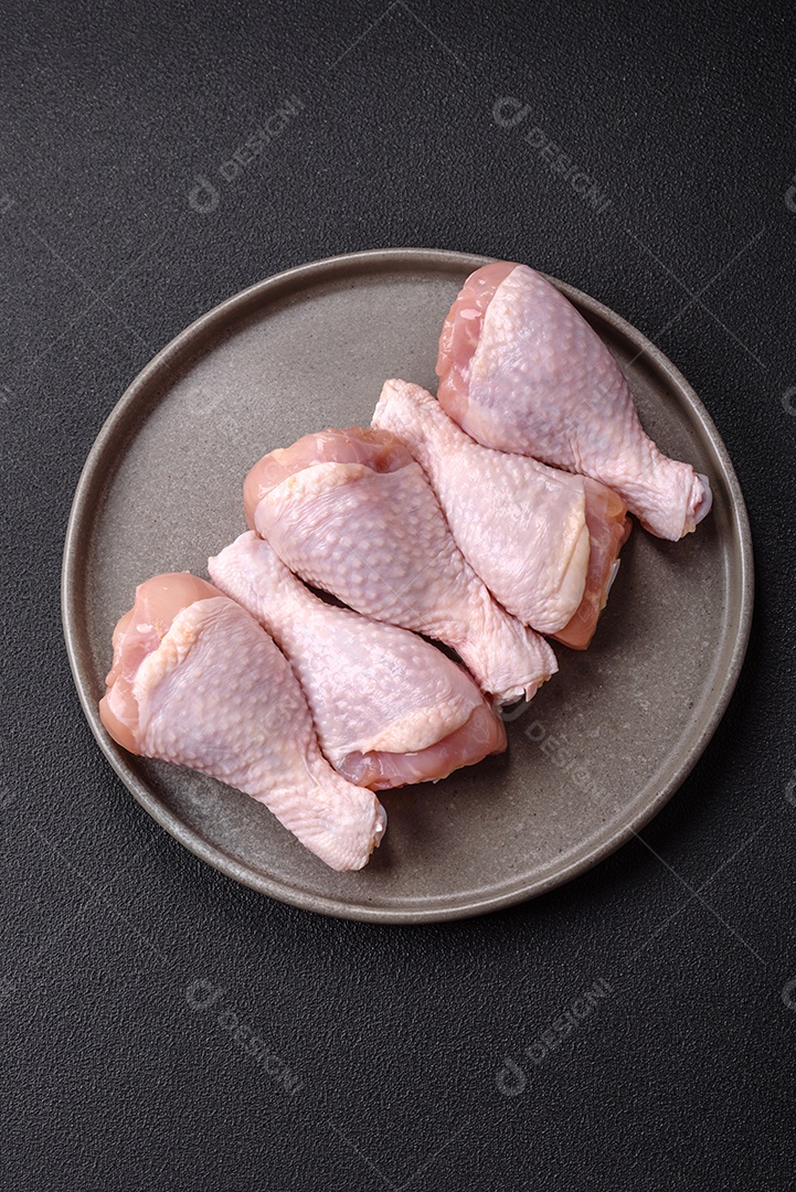 A imagem mostra sobrecoxas de frango cruas.