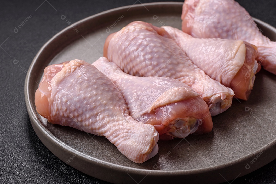 A imagem mostra sobrecoxas de frango cruas.
