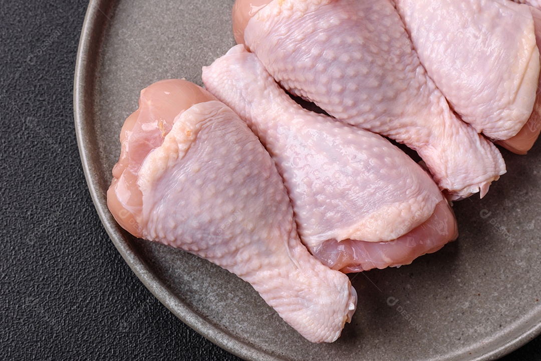 A imagem mostra sobrecoxas de frango cruas.