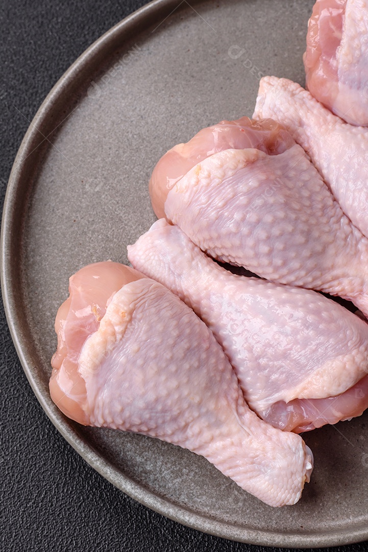 A imagem mostra sobrecoxas de frango cruas.