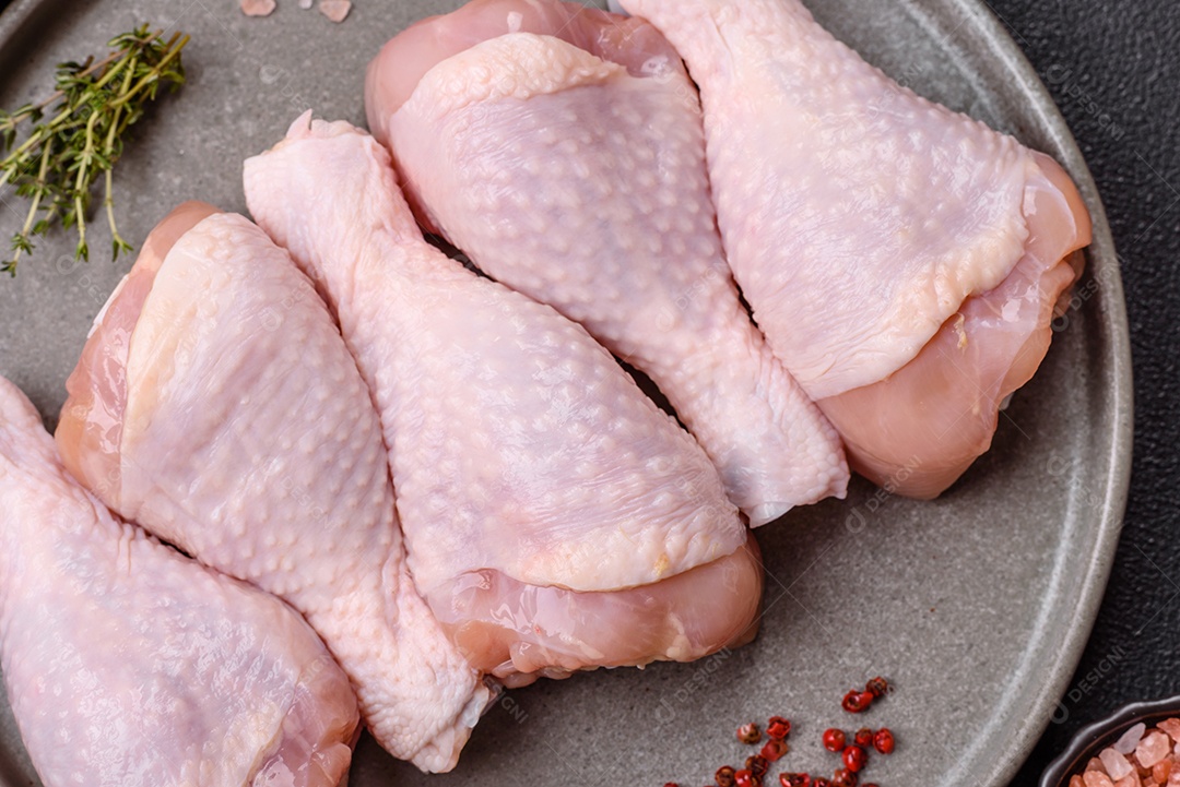 A imagem mostra sobrecoxas de frango cruas.