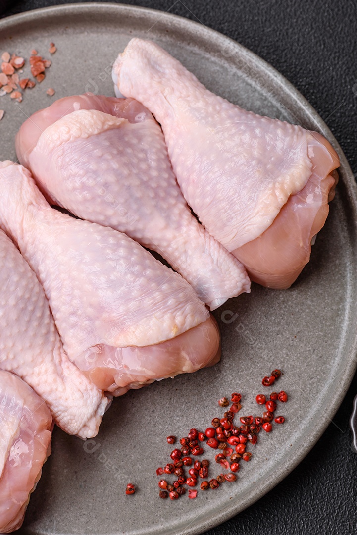 A imagem mostra sobrecoxas de frango cruas.