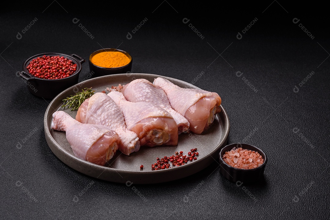 A imagem mostra sobrecoxas de frango cruas.