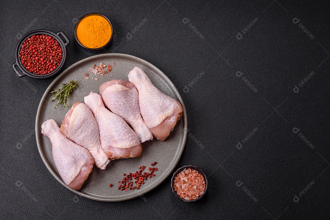 A imagem mostra sobrecoxas de frango cruas.