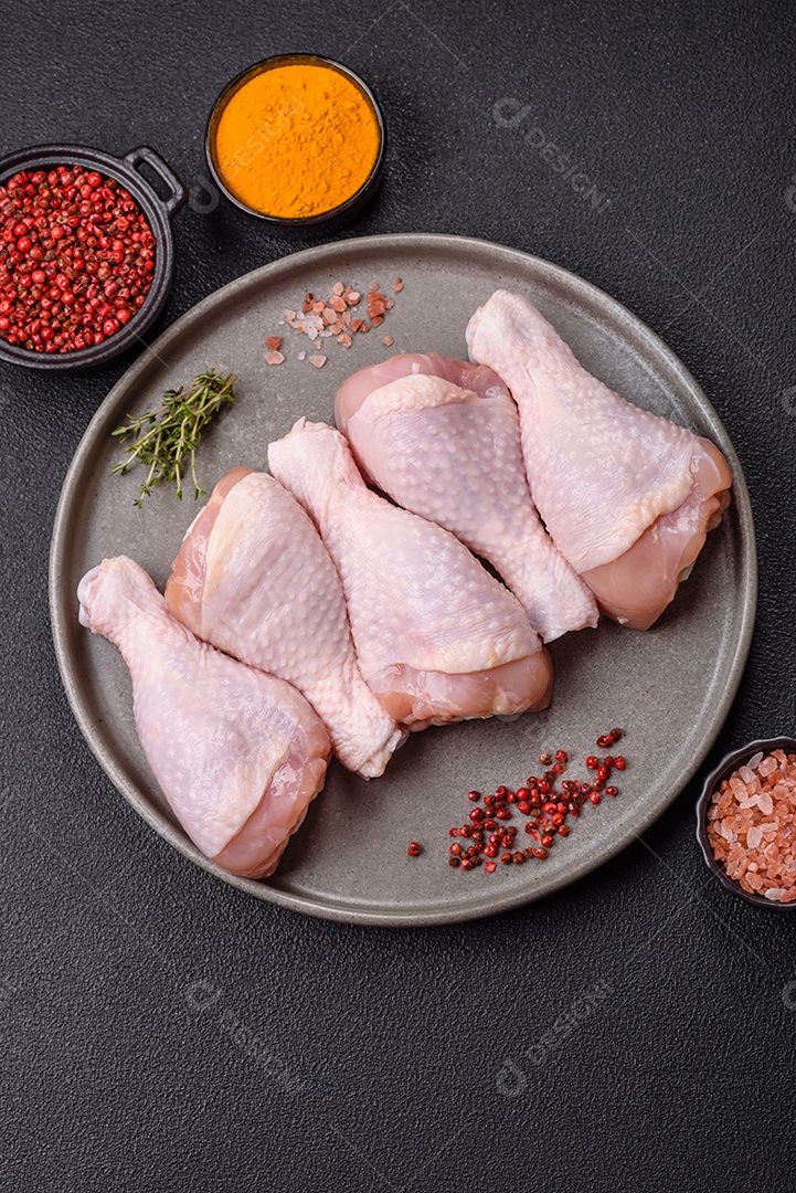 A imagem mostra sobrecoxas de frango cruas.