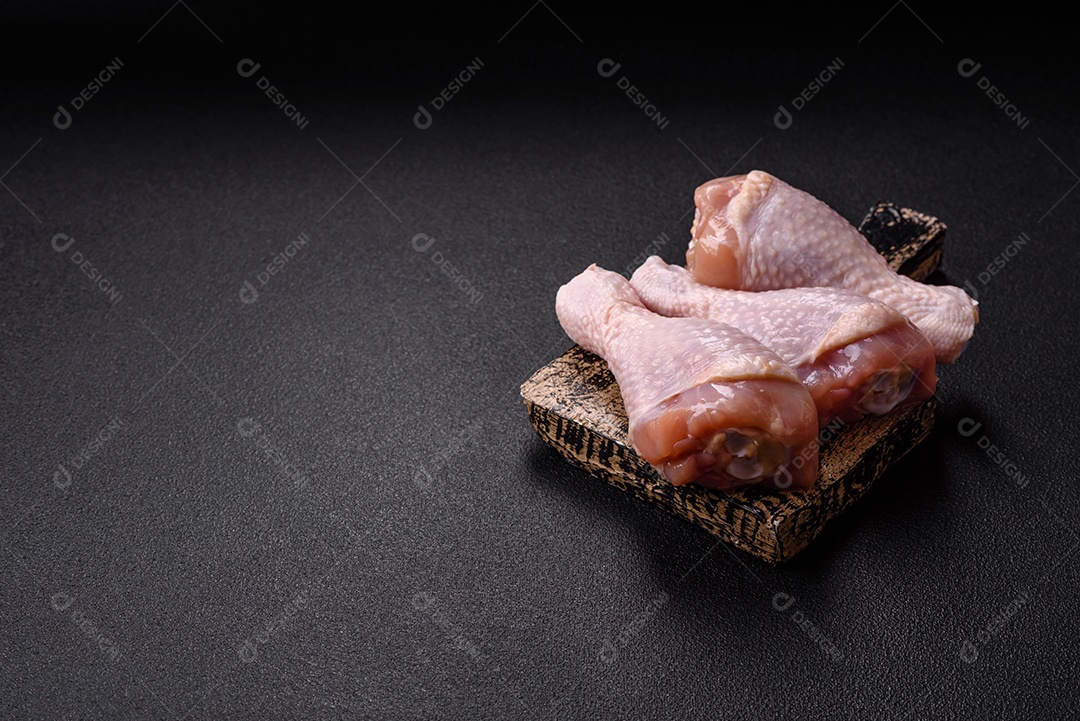 A imagem mostra sobrecoxas de frango cruas.
