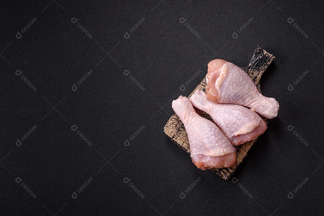 A imagem mostra sobrecoxas de frango cruas.