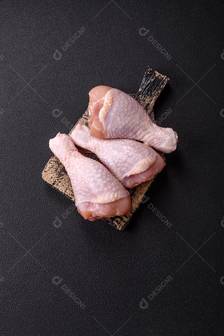 A imagem mostra sobrecoxas de frango cruas.