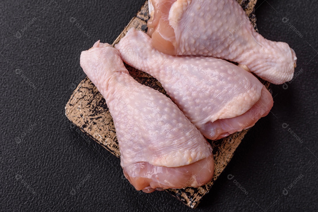 A imagem mostra sobrecoxas de frango cruas.