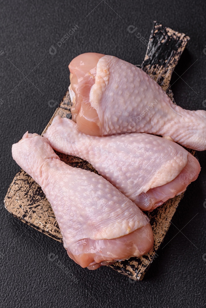 A imagem mostra sobrecoxas de frango cruas.